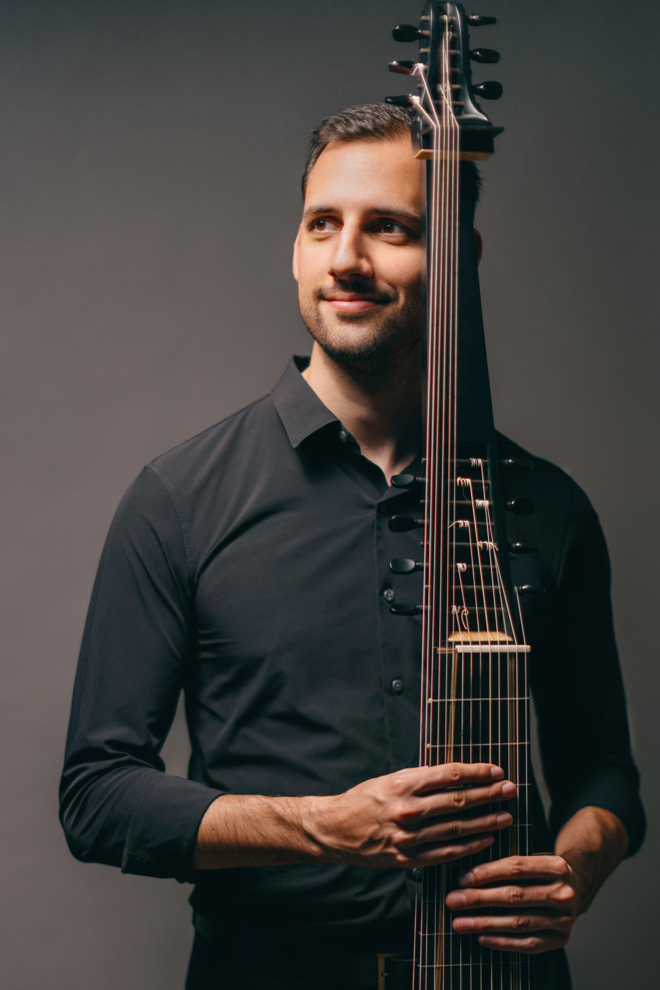 André Ferreira with a theorbo